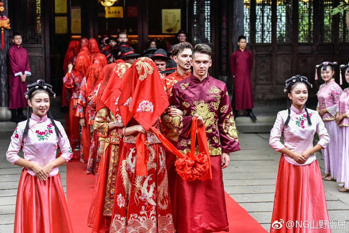 然,老外在古镇参加水上婚礼何其少_新浪看点