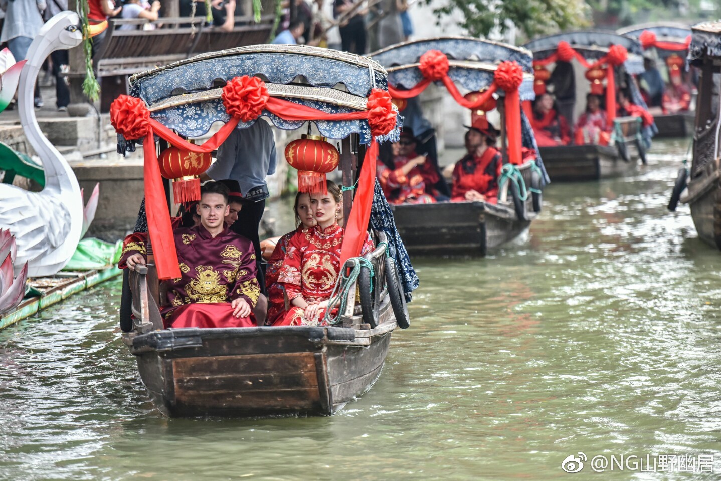 然,老外在古镇参加水上婚礼何其少_新浪看点