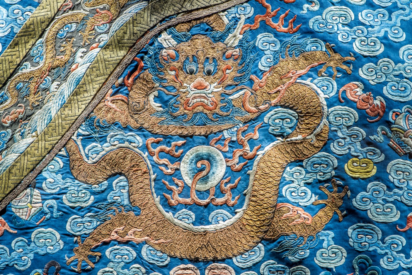 辽宁省博物馆藏清代石蓝缎地绣舞爪金龙袍