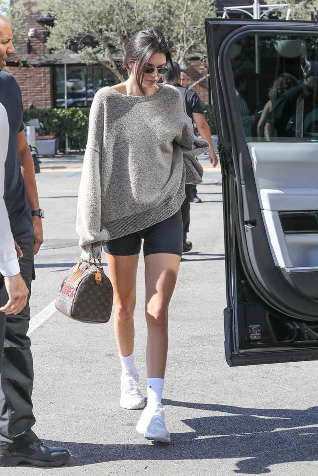 维密肯豆夏天还穿毛衣出街!不过1万多毛衣却被健身短裤抢了风头