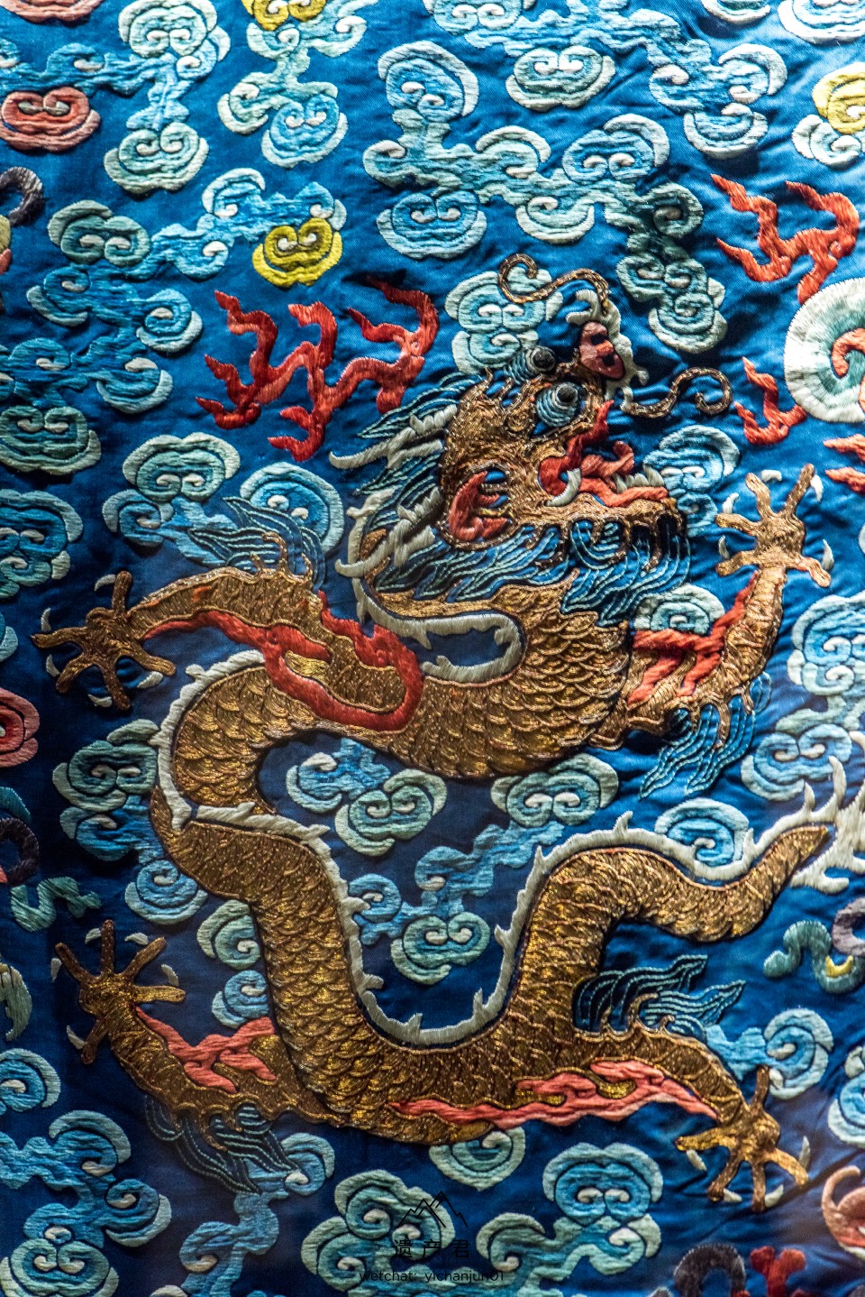 辽宁省博物馆藏清代石蓝缎地绣舞爪金龙袍