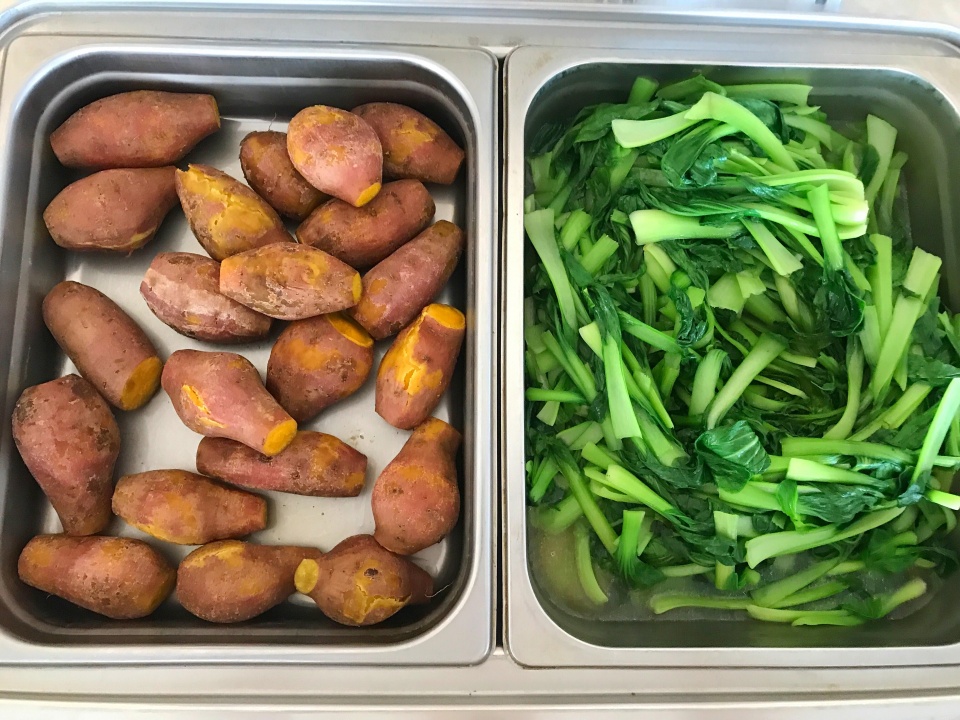 带朋友来我们公司吃饭,员工餐8块钱5菜2汤,朋友吃完说想跳槽!