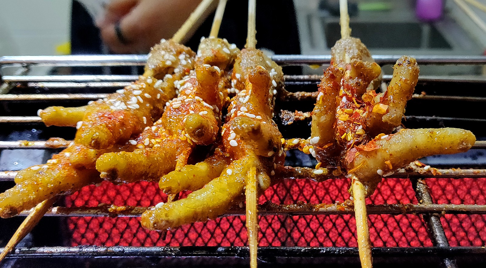 河南小伙烤特色鸡爪 鸡爪要提前腌一天