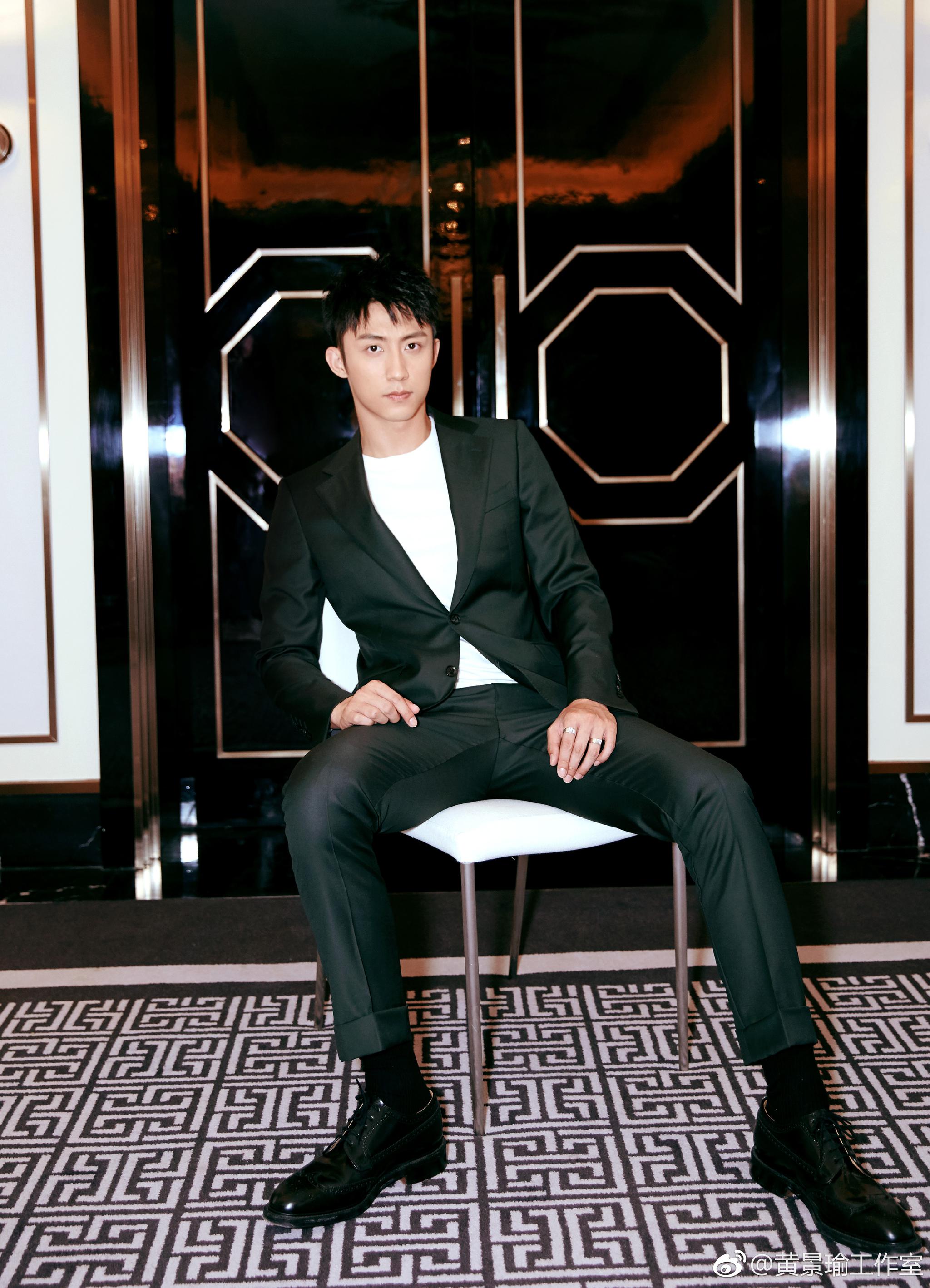 johnny黄景瑜 亮相瑟斯德玛品牌发布会.干净利落西装在身