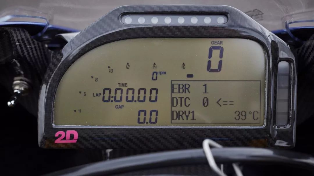 hp4 race配备了大量赛道级电子控制组件和辅助系统,握把的两侧分别