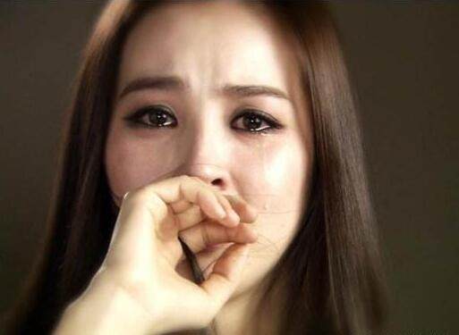 我怀孕婆婆从乡下来看我,晚上夜起经过她房间,我捂着嘴流泪