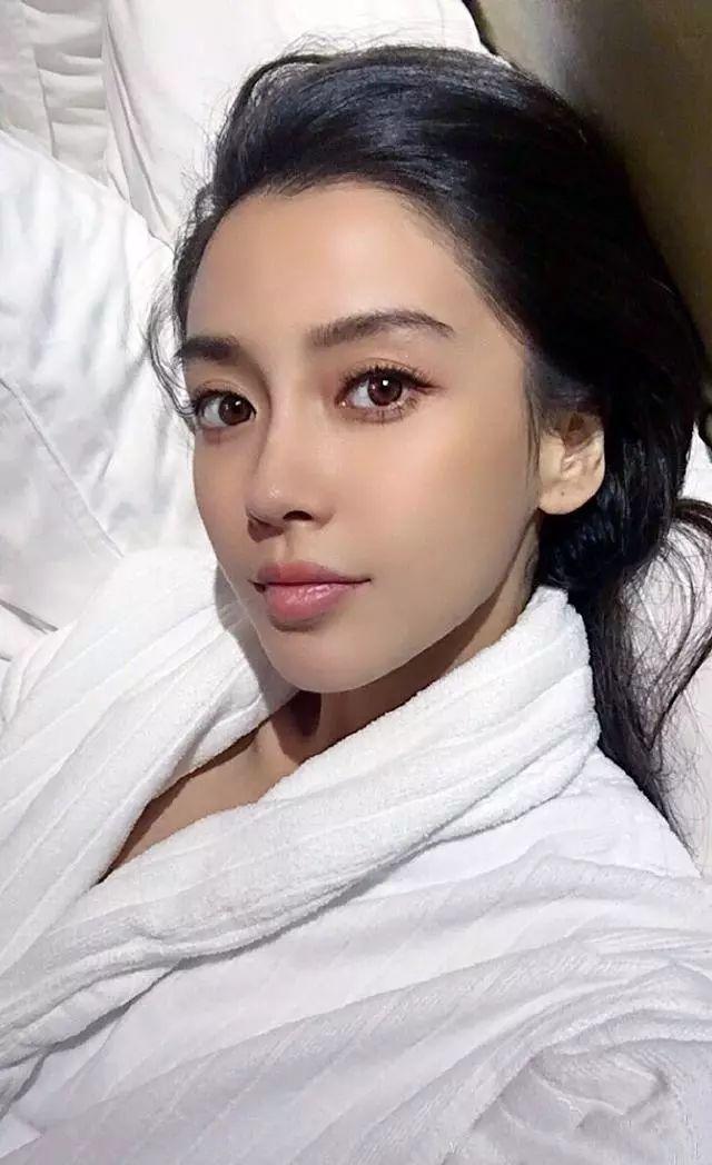 路人镜头下的angelababy,杨颖这岂止是没化妆,简直是换了个人