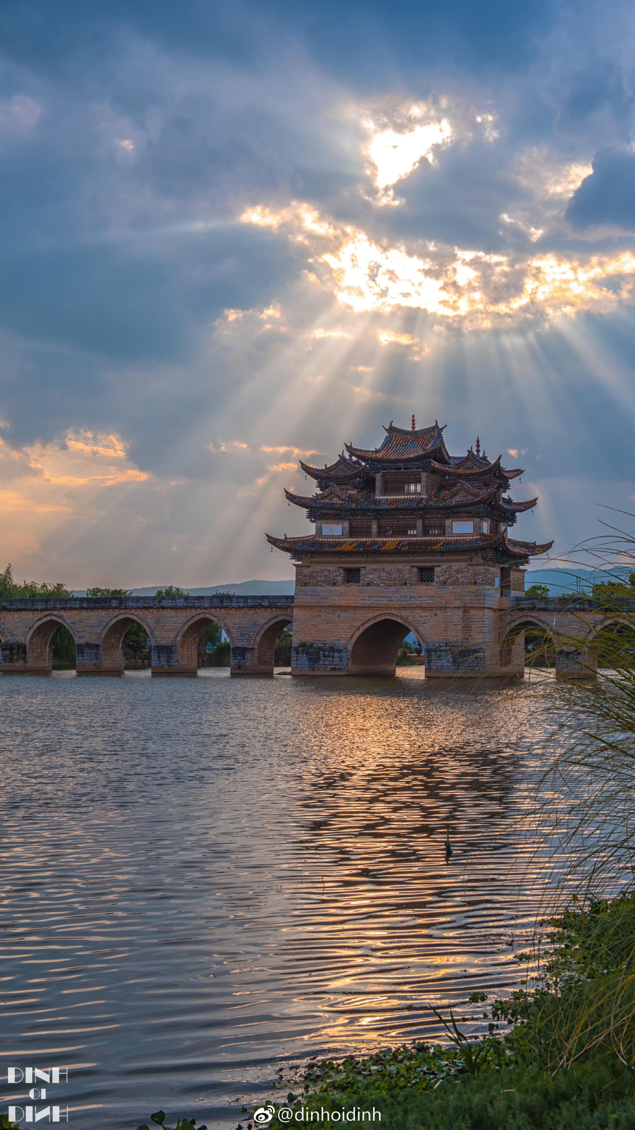 云南建水双龙桥俗称十七孔桥是座三阁十七孔大石拱桥