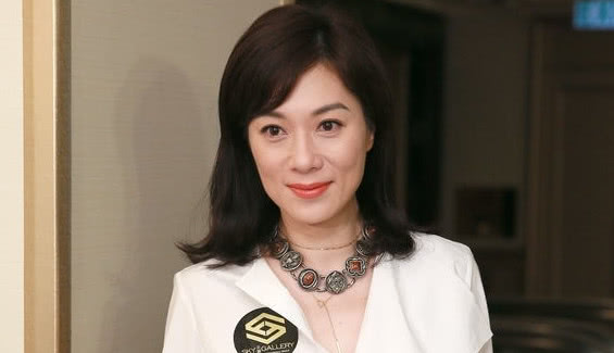 她出道就与周润发合作,爆红后得病险些毁容,如今48岁依旧单身!