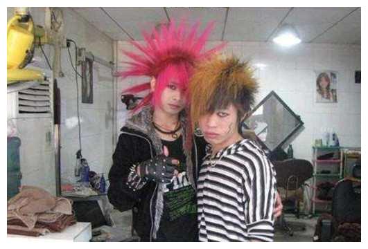 曾经,杀马特莫名火了,在网吧,创立葬爱家族,如今,他们还帅吗