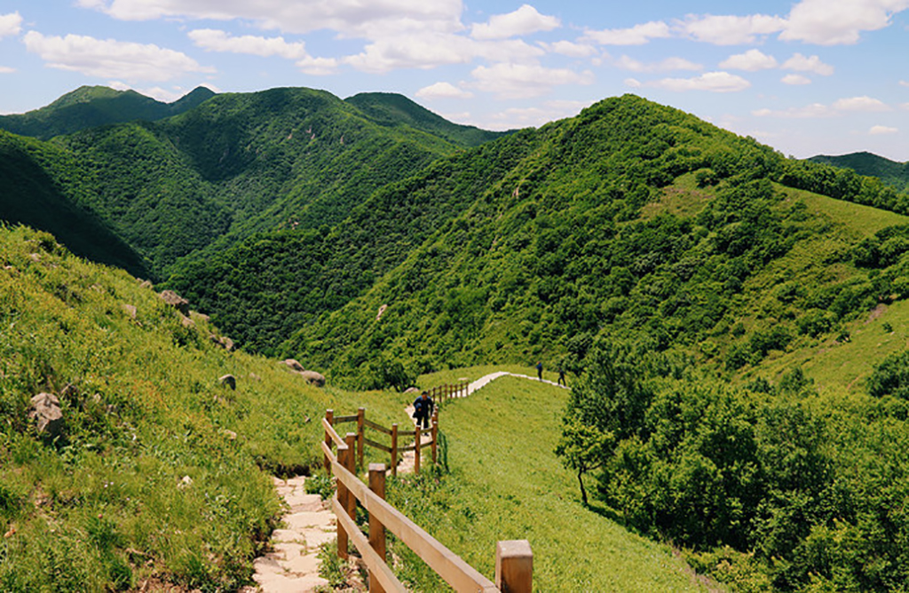 北京旅游景点除了故宫北京小海陀山令登山户外露营人蜂拥而至