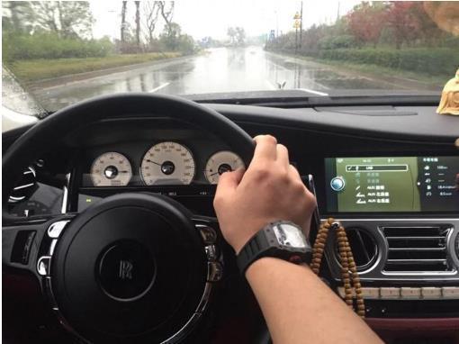 朋友在朋友圈内炫耀百万豪车, 一个比一个厉害, 但我只服最后一个