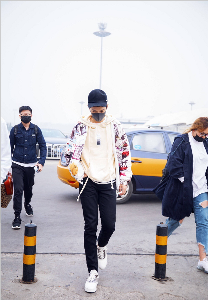 盛一伦穿印花夹克搭配牛仔裤现身机场 简单又时髦