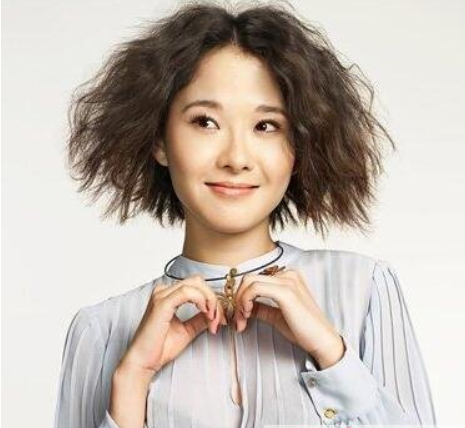 女生短发烫成麦穗烫会是什么模样?这款外形酷似麦穗这样烫才够味