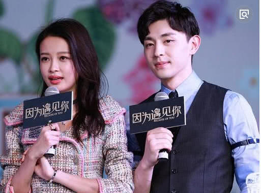 邓伦和4位女明星的合照,前三位都很一般,唯独第四位甜到心坎!