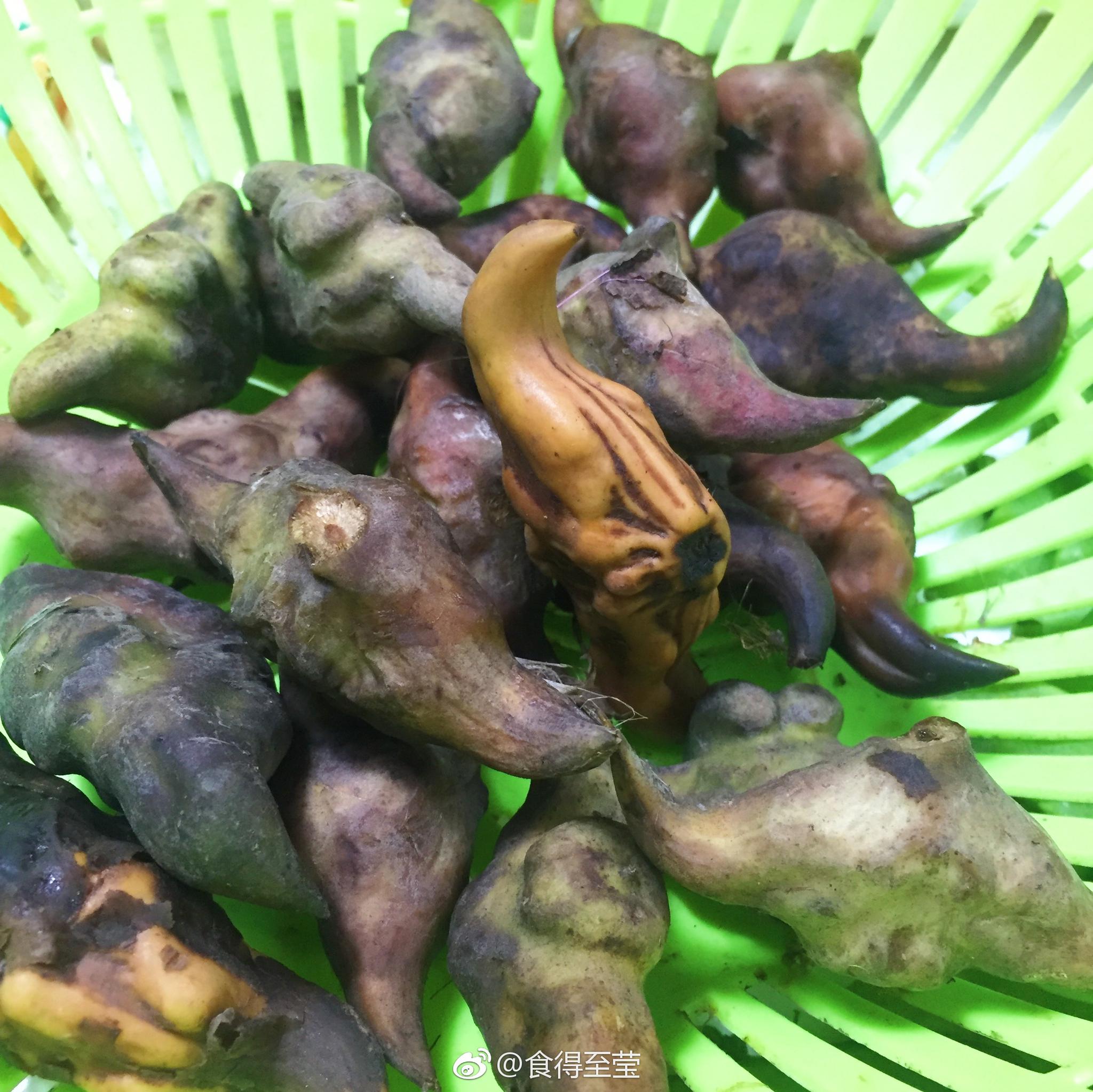 市场的菱角已上市好多年没吃了小时候妈妈说这是牛换下来的头