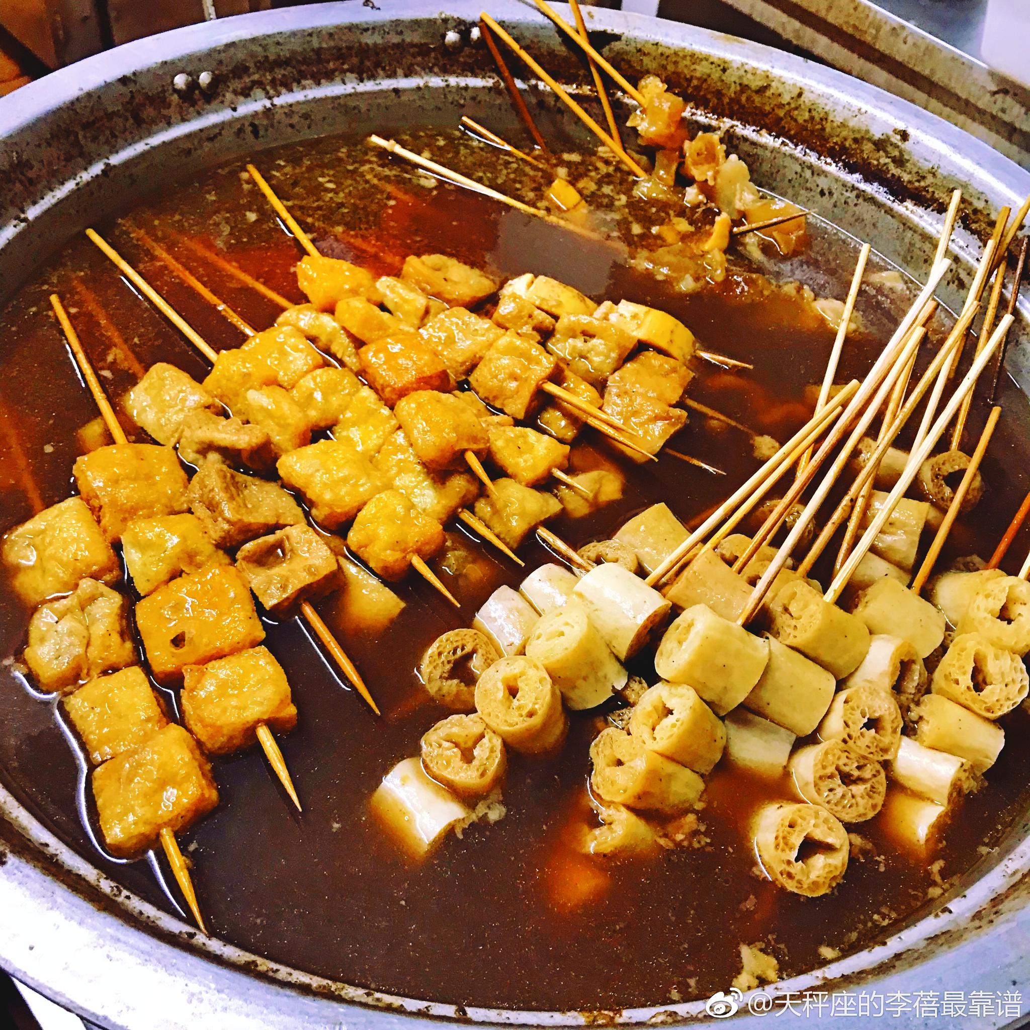 南开马记大锅煮～ 店面不大,上下两层～ 楼下选完串去楼上吃!