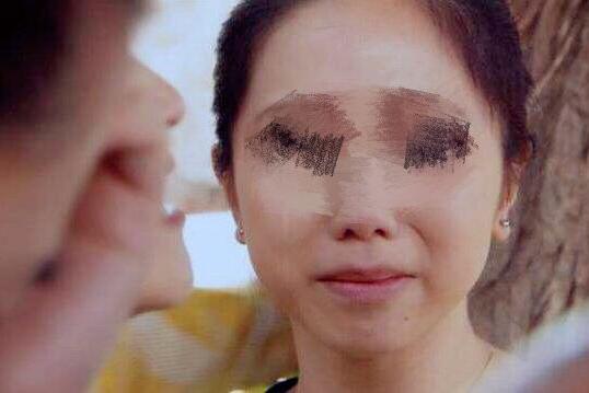 婚后一年丈夫出差,偷偷回家时,看到妻子行为,丈夫怒扇妈妈耳光