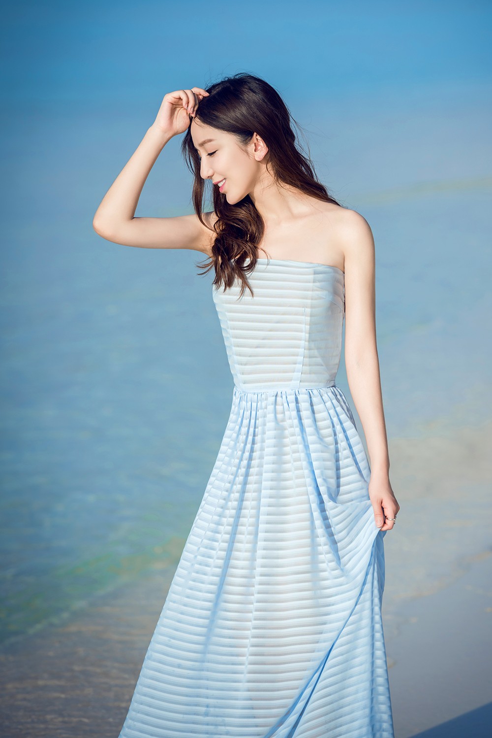 娄艺潇海边旅行写真 穿抹胸蓝裙甜笑满分