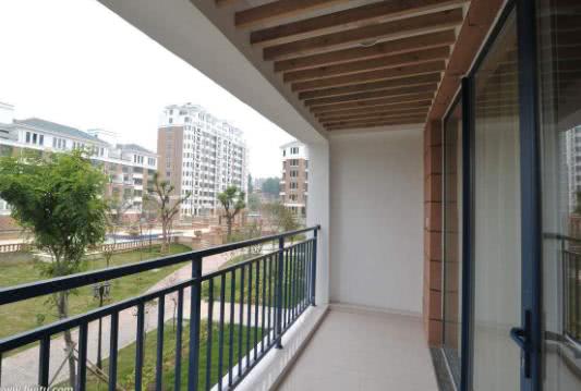 买房万万别买这种大阳台房子当初不听劝住进去才知坑