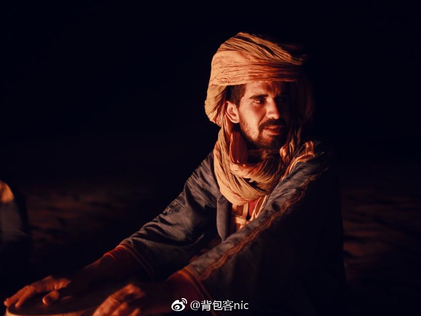 只属于我们几个人撒哈拉的篝火晚会,非洲人民血液里就带有的节奏感