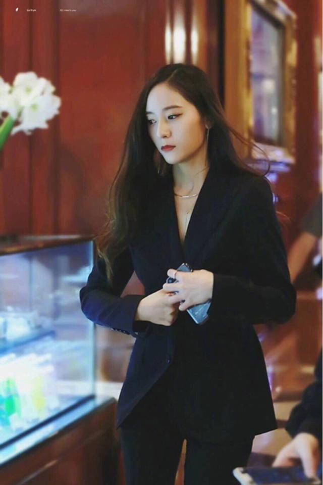 冷面女王郑秀晶亮相纽约时装周,黑裙长靴,展现女王气质