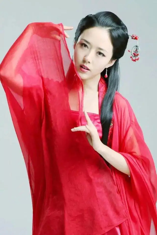 女星穿薄纱红衣古装,南笙似西域公主,刘诗诗美如仙女下凡!