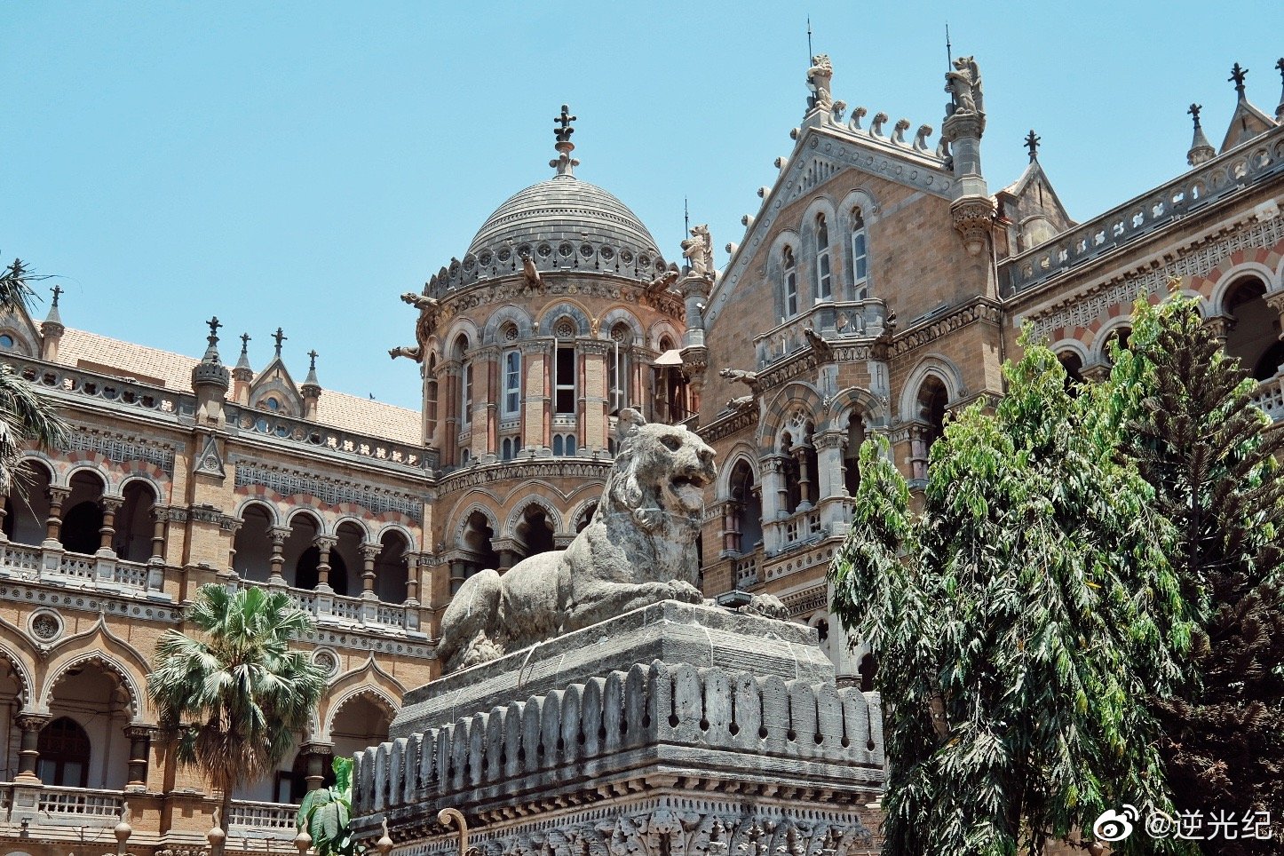 孟买的建筑多为西洋殖民风格,尤以火车站和印度门为代表