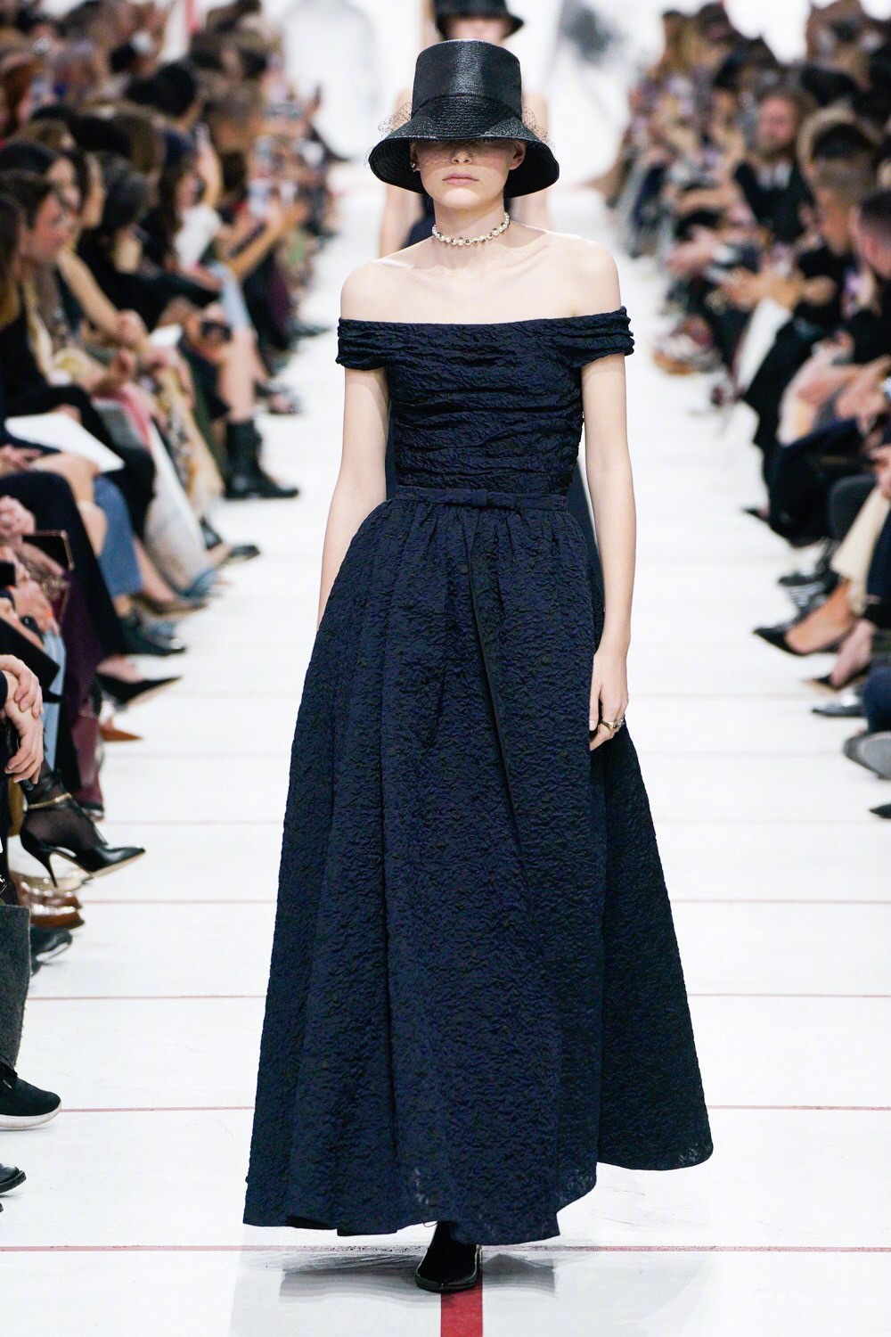 dior 2019秋冬系列发布秀———带面纱的渔夫帽 晚礼服.