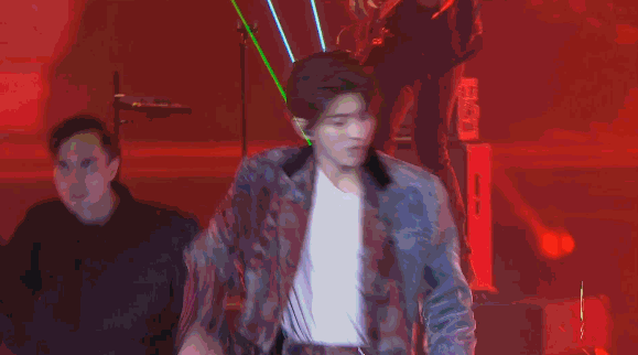 井柏然王嘉尔组“年糕组合”，UNINE现场发红包，这届爱豆超纲了