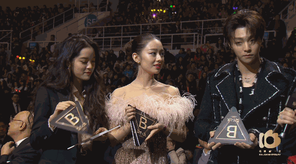 井柏然王嘉尔组“年糕组合”，UNINE现场发红包，这届爱豆超纲了