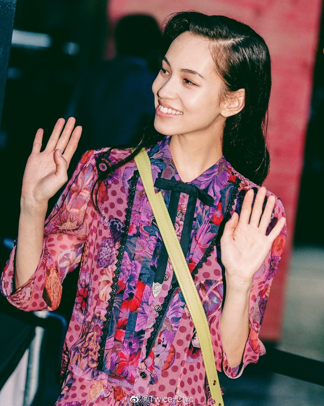 水原希子kiko纽约时装周秀场外甜美碎花裙乖巧斜挎包