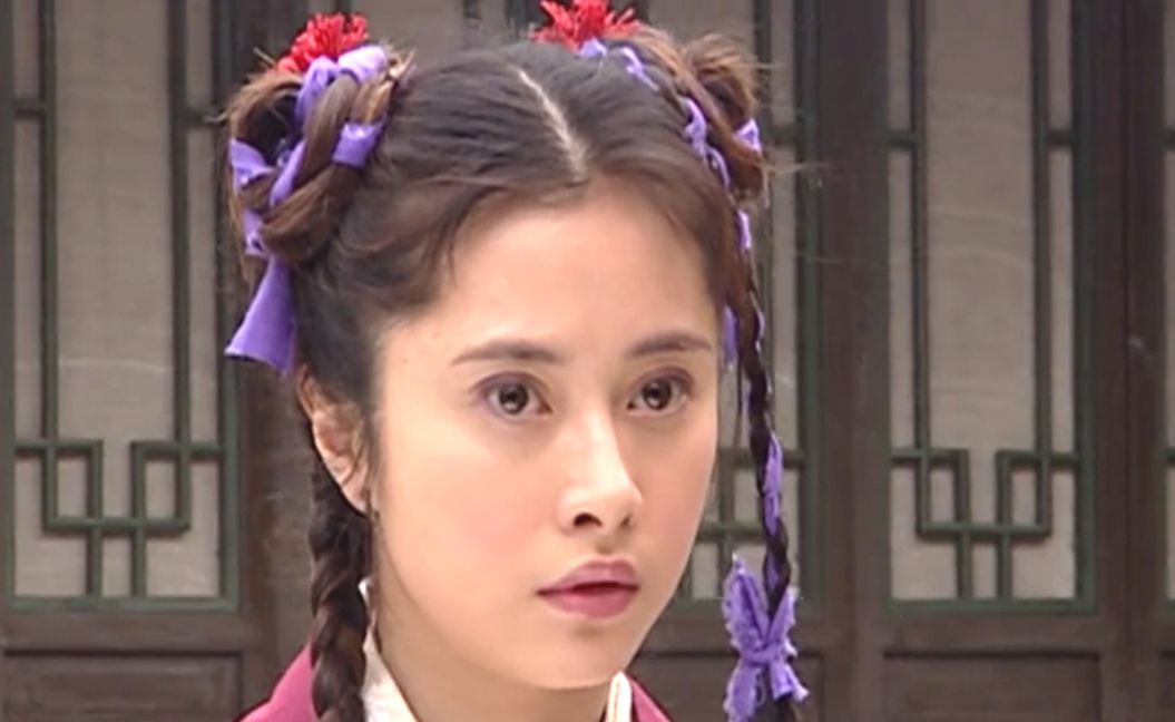 《连城诀》中何美钿扮演戚芳,她是男主狄云的师妹,两人青梅竹马都深爱