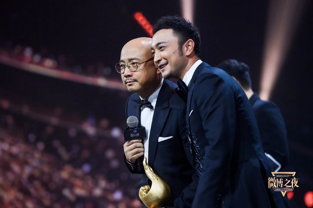 井柏然王嘉尔组“年糕组合”，UNINE现场发红包，这届爱豆超纲了