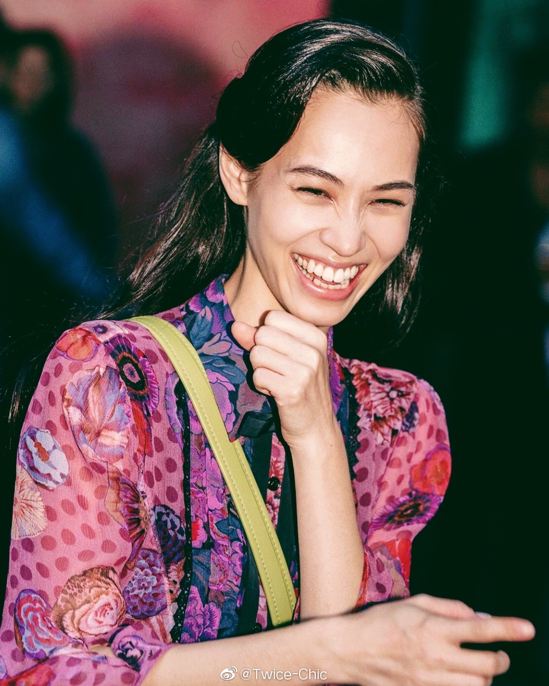 水原希子kiko纽约时装周秀场外甜美碎花裙乖巧斜挎包