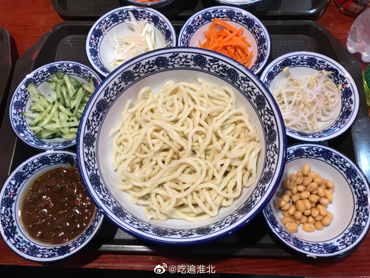 万达四楼的老北京炸酱面哦一份经典一份鸡蛋唯一的区别就是在这个酱