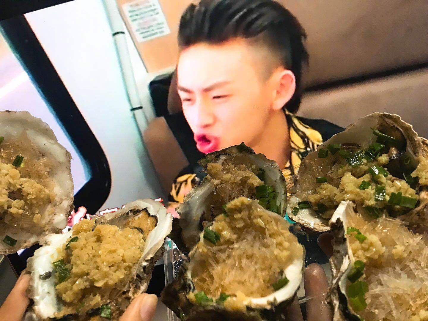 喂了,一共喂了五次|小鬼|生蚝|王琳凯_新浪新闻