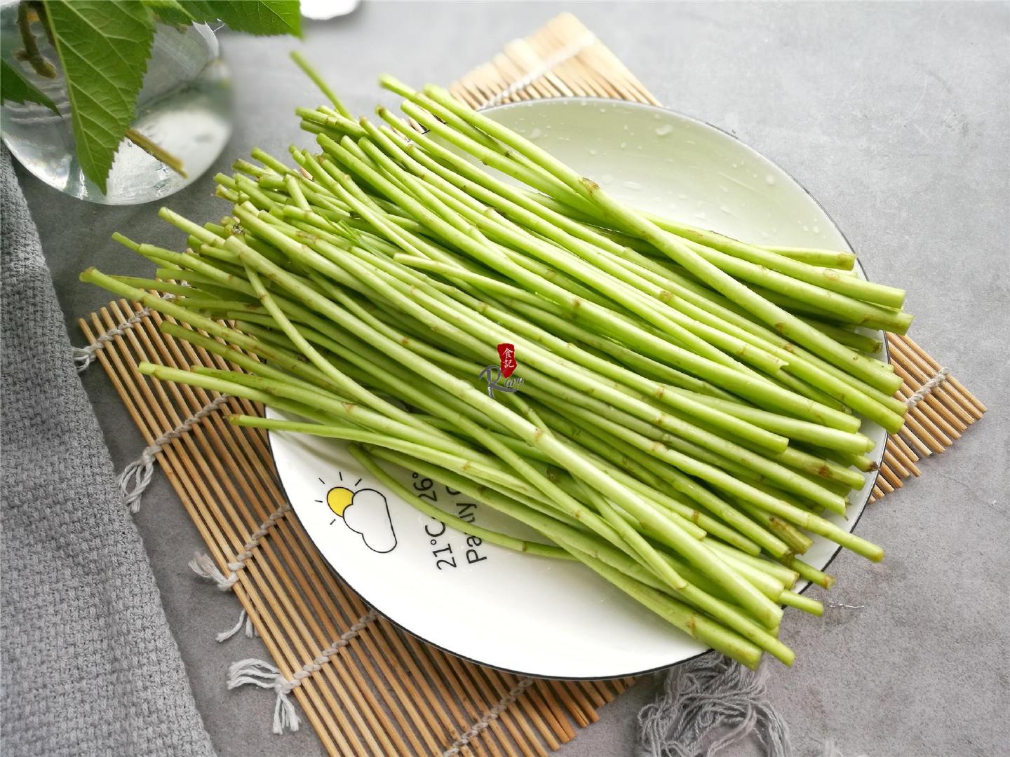 这野菜在农村随便采,不花一分钱,错过等明年,护牙洁齿很清新|芦蒿