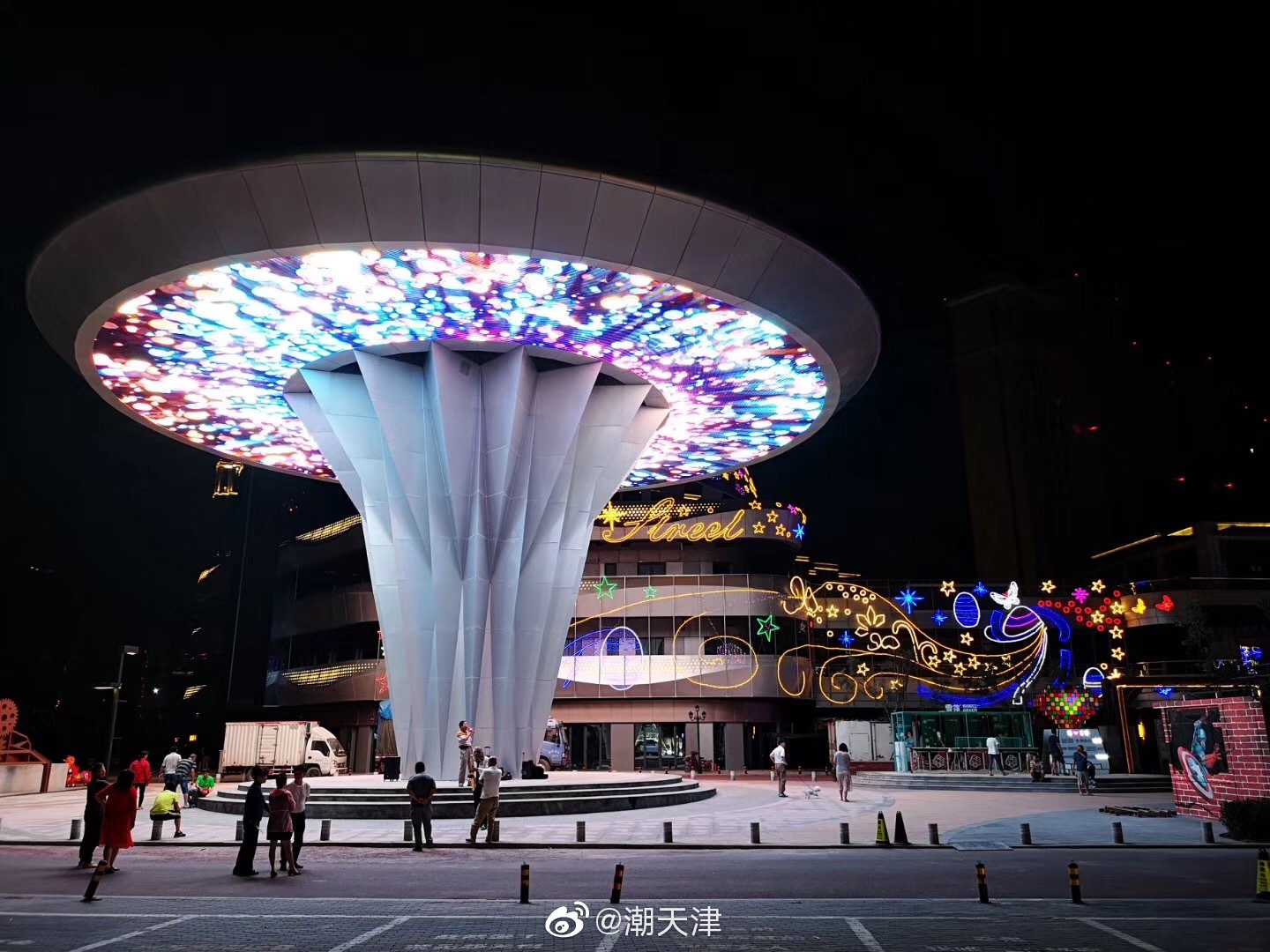 2019泰达夏季艺术季,滨海万达幕下音乐美食节正有序的搭建中