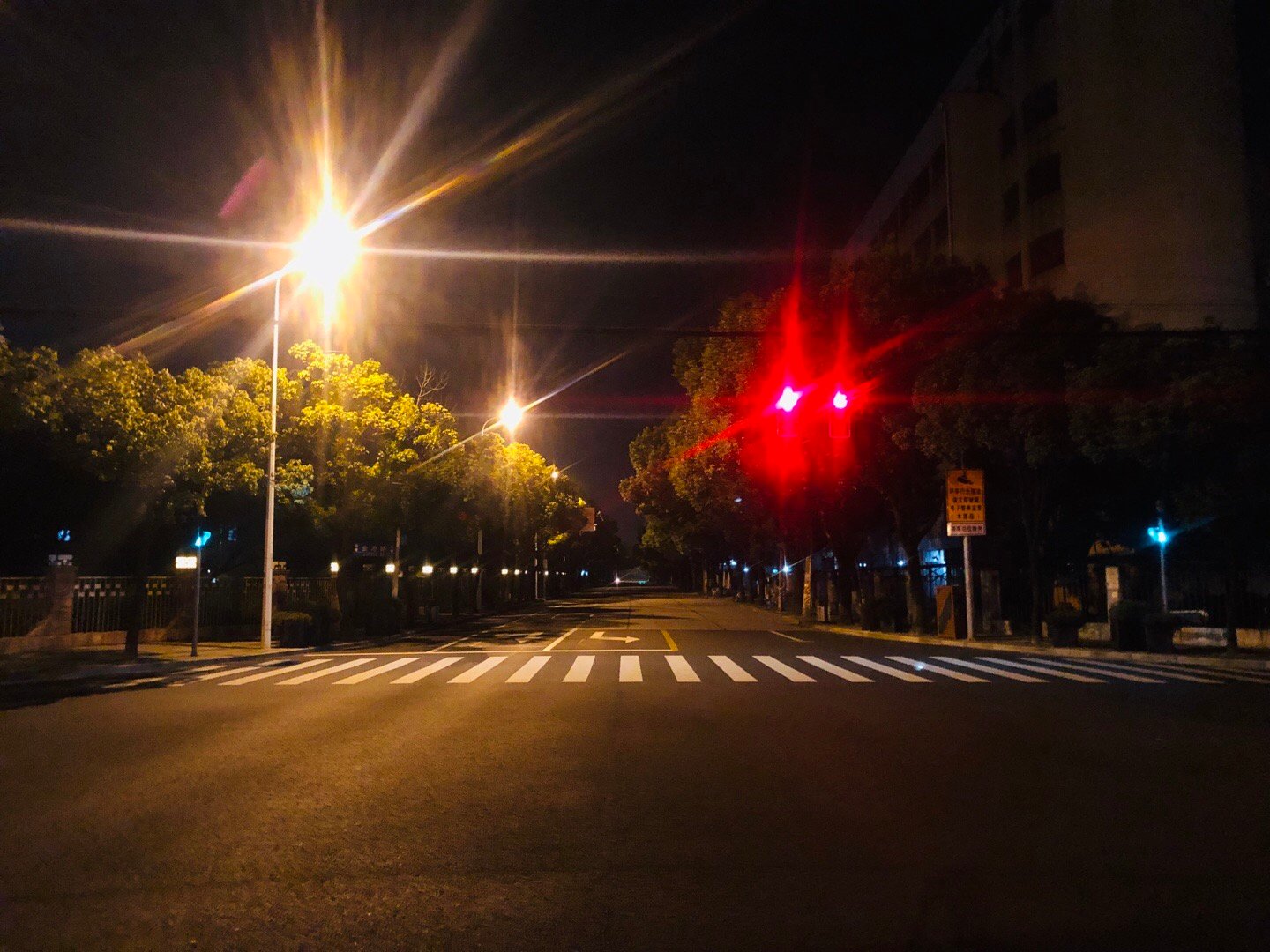 夜晚十字路口图片唯美图片