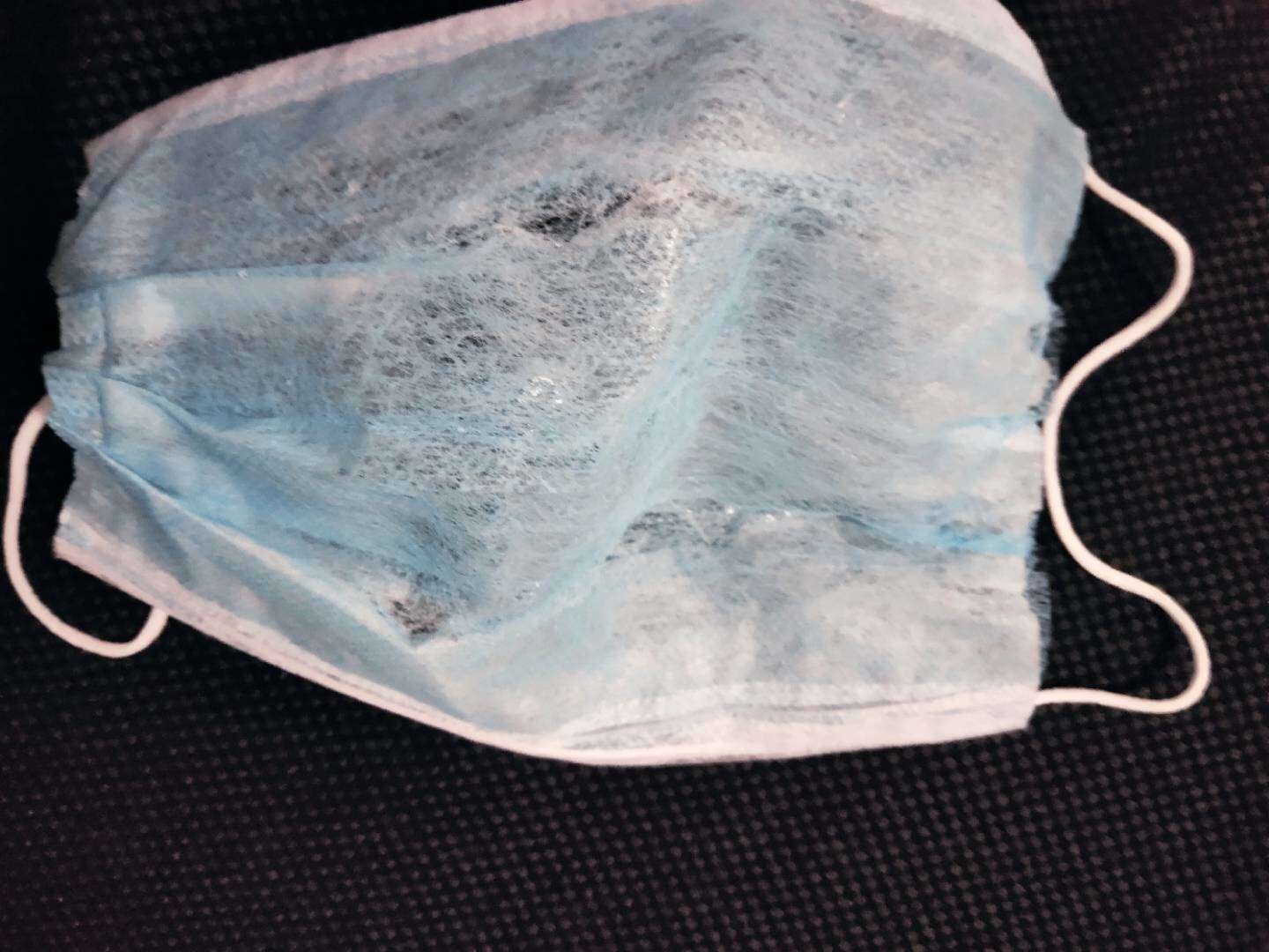 太黑心网友在贵阳蔡家关理工学院的一药店,花135块买的一盒口罩_高清