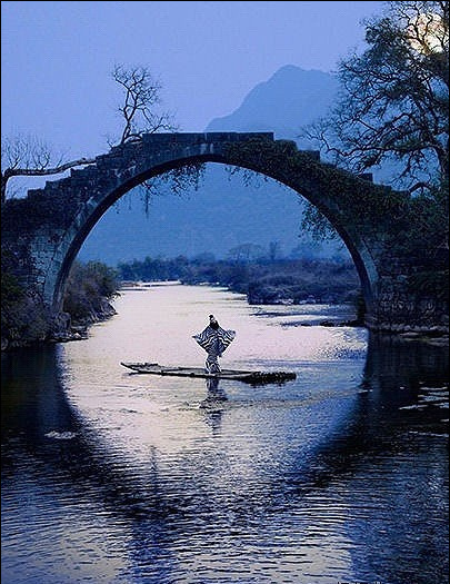 我愿化身一座石桥经受五百年风吹五百年日晒五百年雨打