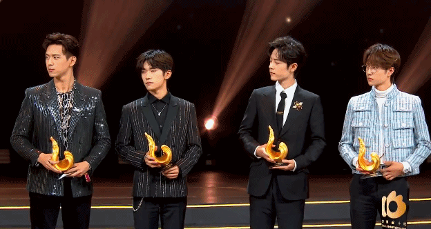 井柏然王嘉尔组“年糕组合”，UNINE现场发红包，这届爱豆超纲了