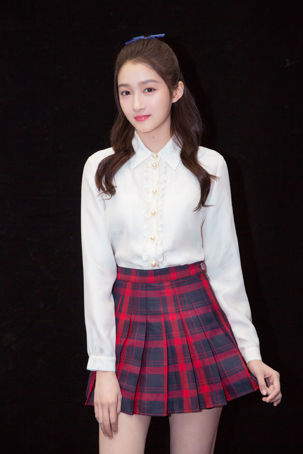 22岁关晓彤长大气质全开,马尾辫发型搭配白色衬衫,秒变清纯少