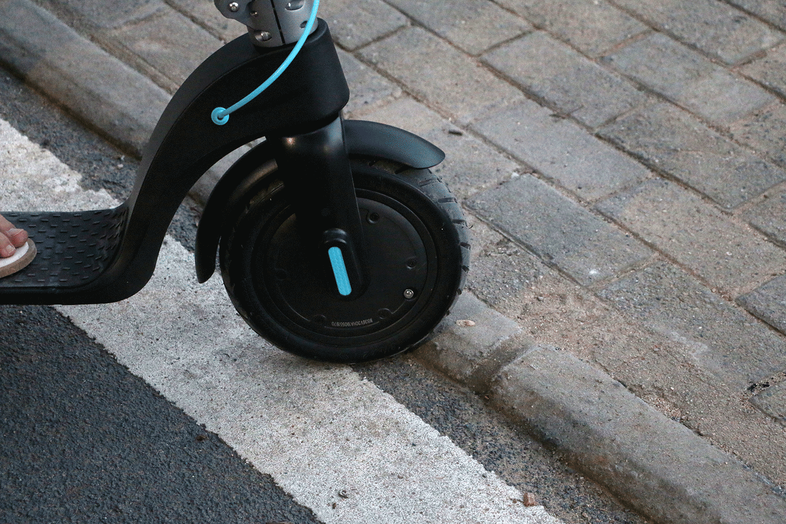 续航30km,可折叠设计,雅迪l1电动滑板车还能这样玩?