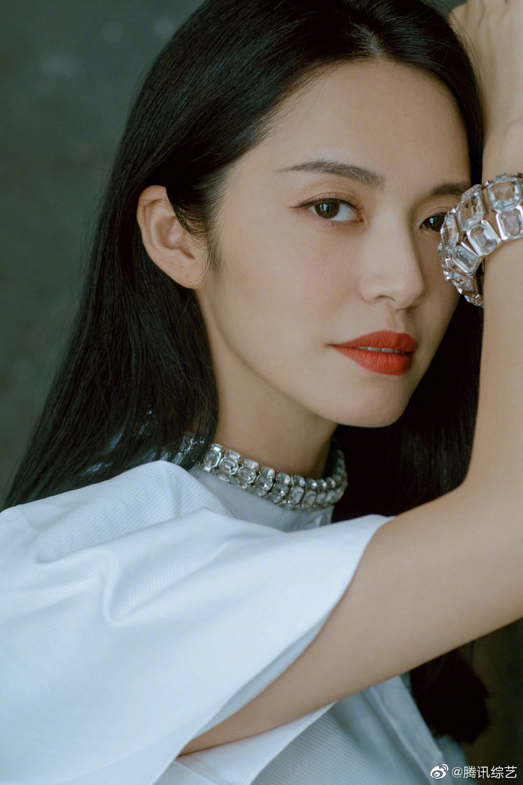 迎风展现的笑容犹如身边洒满的阳光亲切温暖又接地气的@姚晨 姐姐生