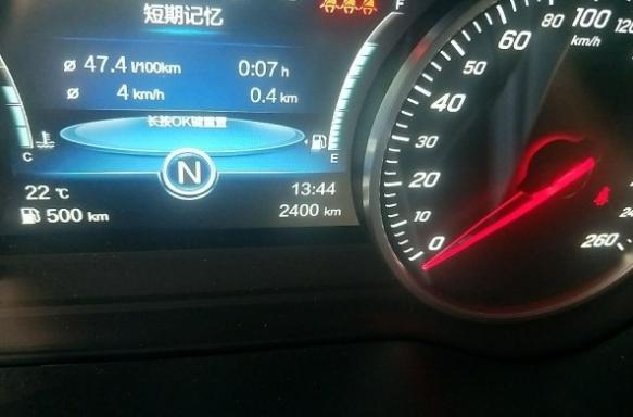 朋友的红旗h5一个月开了两千公里,见仪表盘上的油耗时大家笑了