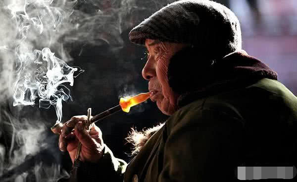 老农不解:以前农民抽劲大的旱烟,为何不得肺病?看赤脚医生咋说