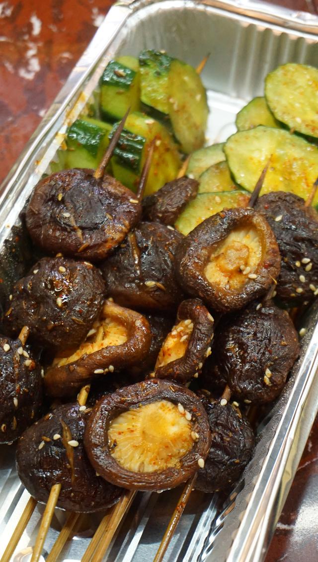 烤蘑菇,外卖到家还带着热乎气儿,肥嫩多汁的口感,虽然是素菜类.