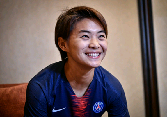 踢疯了王霜单场独造3球率领大巴黎女足71狂胜对手